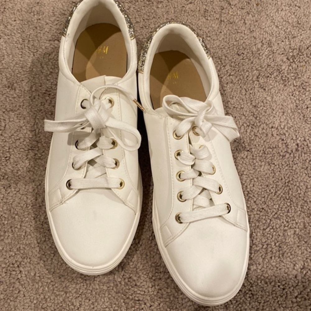 NWOT H.M‎ white lace shoes